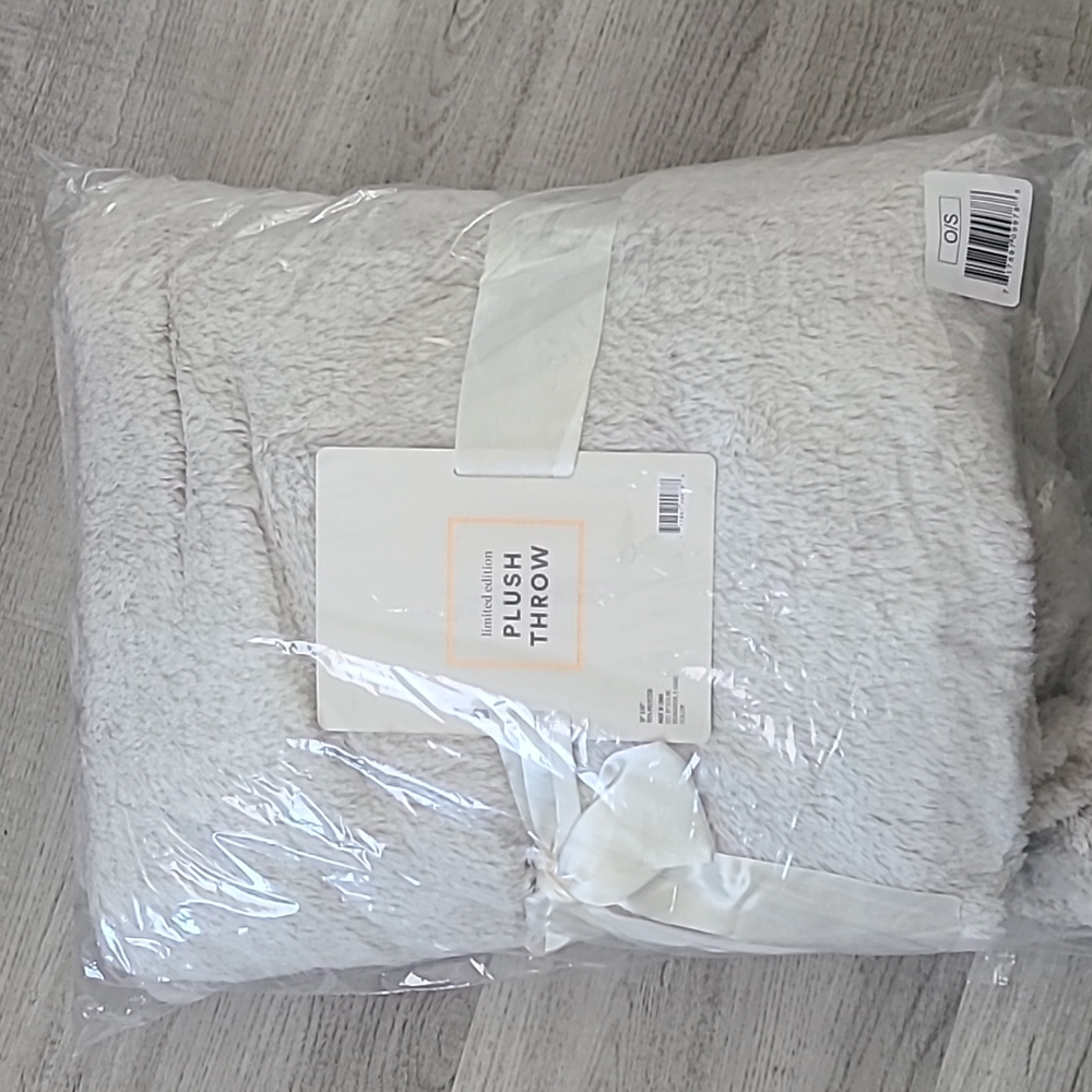 Ulta white/cream plush throw 50x60